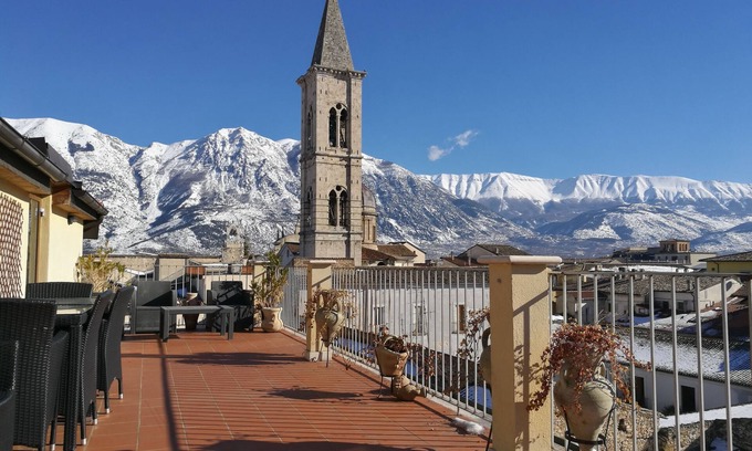 Sulmona Apartamento | Ático dúplex con impresionantes vistas desde la terraza y los balcones