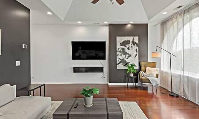 North Kenwood Apartamento | Penthouse, Lux stay near Downtown, McComick & Lake