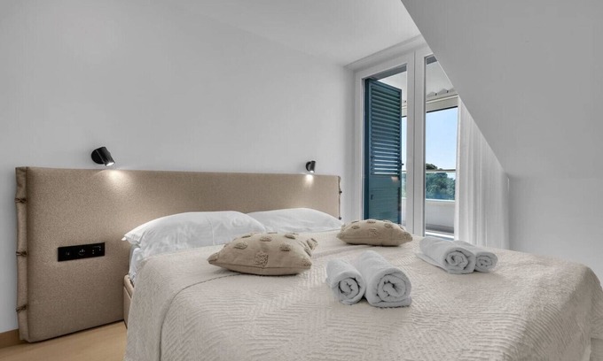 Gorinka Apartamento | Penthouse Nikolina-50m to beach!