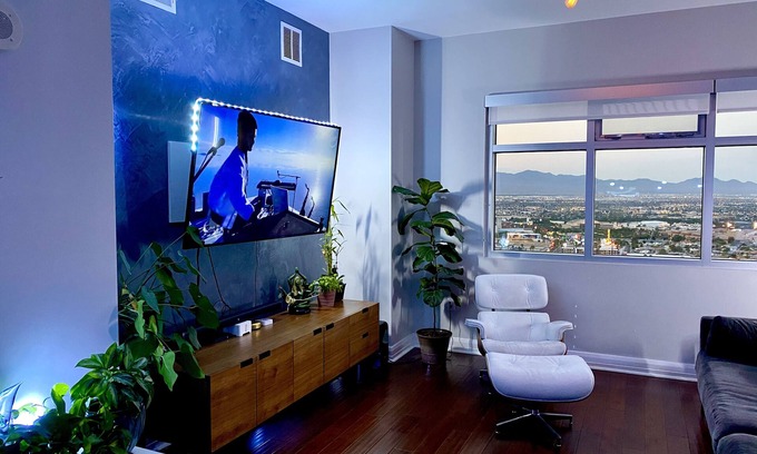Downtown Las Vegas Condominio | Penthouse One Bedroom Sonos Sound + Philips Hue Immersive Lighting