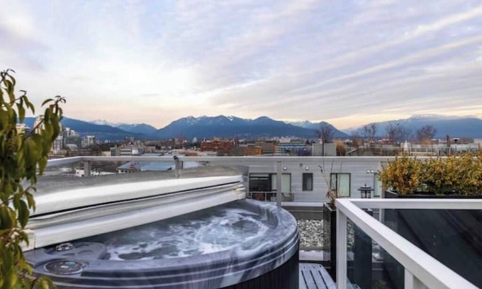 Mount Pleasant Apartamento | Penthouse: Private roof top & hot tub. King Bed
