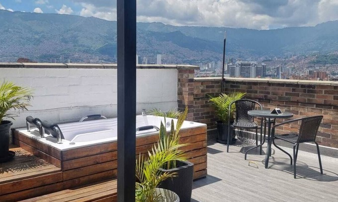 Laureles - Estadio Apartamento | Penthouse Rooftop Gem in the Laureles
