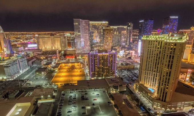 Las Vegas Condominio | Penthouse de lujo en StripView (para 8 personas) + balcón y SIN CARGO