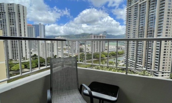 Waikiki Condominio | Penthouse Studio in Waikiki - 25% Off Monthly Stays!