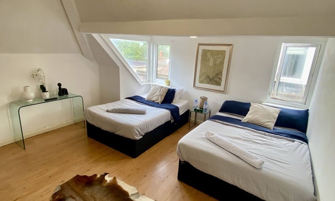 Golders Green Apartamento | Penthouse Studio With 2 Double Beds, TV and Workspace