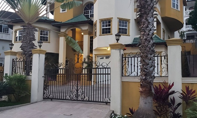 West Gate Hills Apartamento | Penthouse Suite - Minutes from the beach!