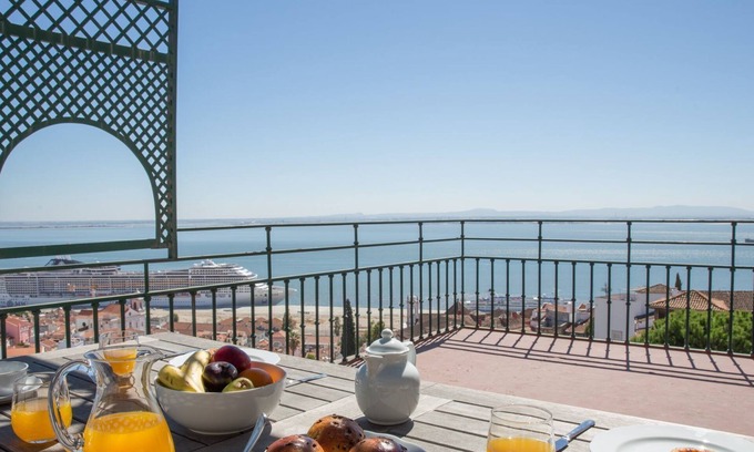 Santa Maria Maior Apartamento | Penthouse Terrace 360º Lisbon View by LovelyStay