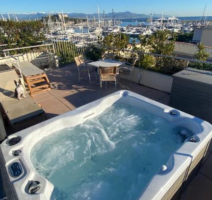 Antibes City Centre Apartamento | Penthouse vue mer avec Rooftop,Jacuzzi,et parking privé