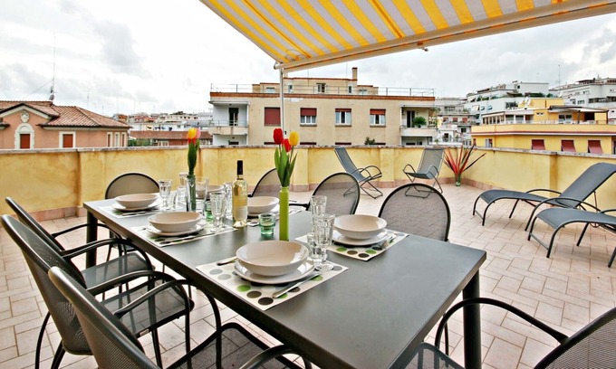 Trionfale Apartamento | Ático con gran terraza con vistas a Roma.