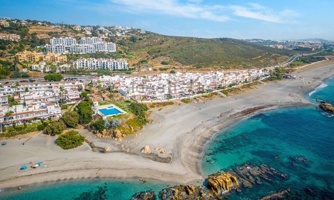 Puerto de la Duquesa Apartamento | Ático con vistas al mar y la montaña en la Costa del Sol.