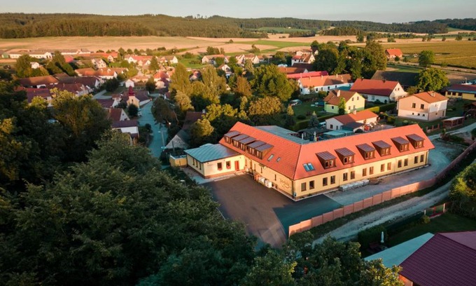 Pluhuv Zdar Casa | Penzion a restaurace Zlatovláska u zámku Červená Lhota