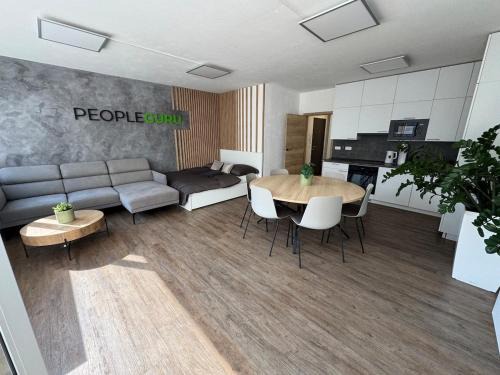 Jihlava Apartamento | PeopleGuru apartments - Terasa, Parking