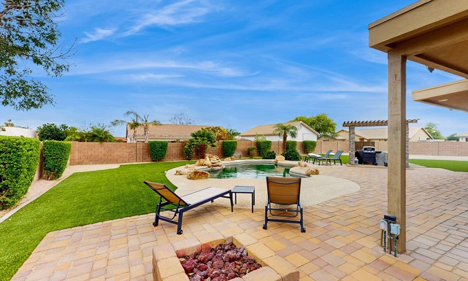 Starlight Estates Casa | Peoria Paradise: Poolside Vibes & Family Good Times. Spacious Backyard with Pool