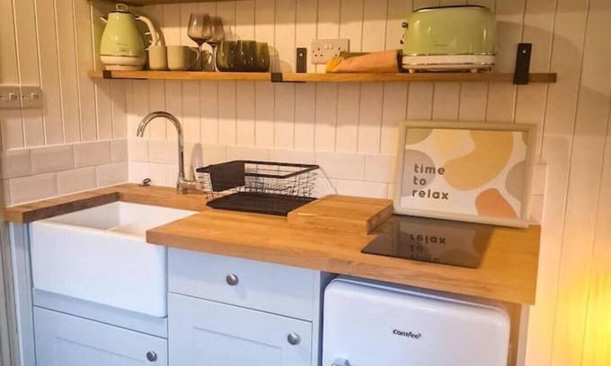 Robeston Wathen Cabina | Peppers Pocket Shepherds Hut