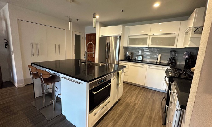 Park West Condominio | Perched on a serene hillside, enjoy spectacular views of the San Diego Bay