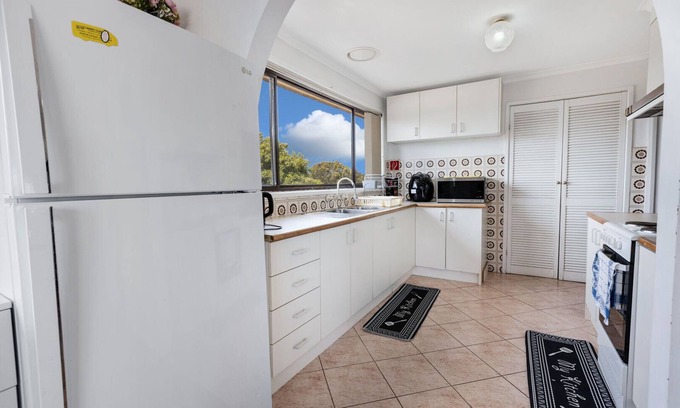 Lakes Entrance Casa | Perched on a slope, this retreat offers views of the ocean in the distance