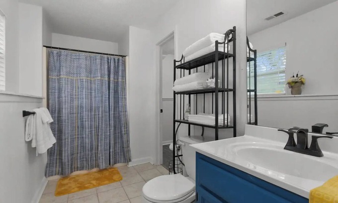 Waldron Casa | Perfect 3 BR Home in North KC near the Airport!
