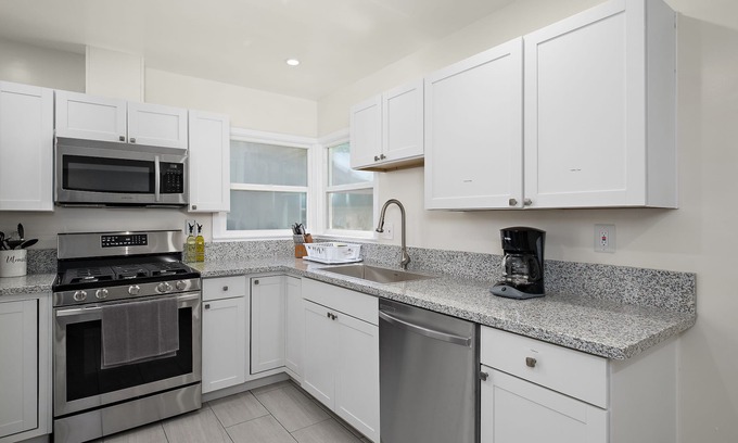 Fresno Casa | Perfect 4B/2Bth for Business and Nat'l Park Visit