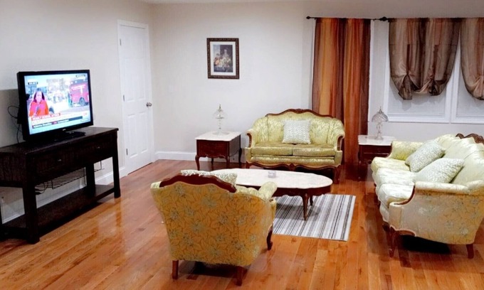 Mount Pleasant Apartamento | Perfect, Apartment with Queen Bed Suite with Washer-Dryer & Free Parking