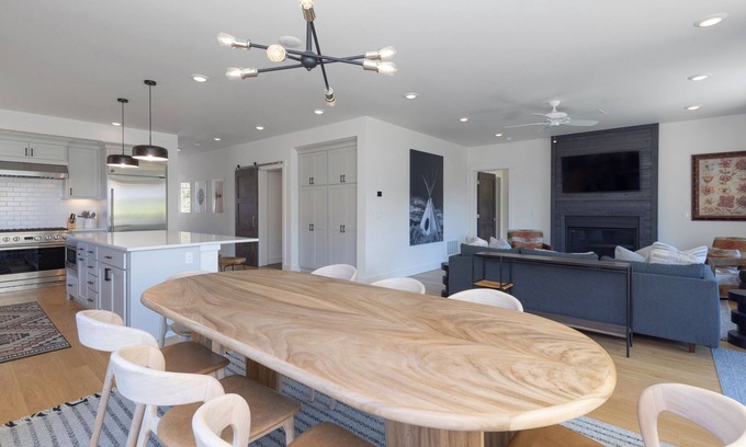 Big Sky Casa | Perfect Big Sky Retreat - In the Heart of the Meadow - Sleeps 16+