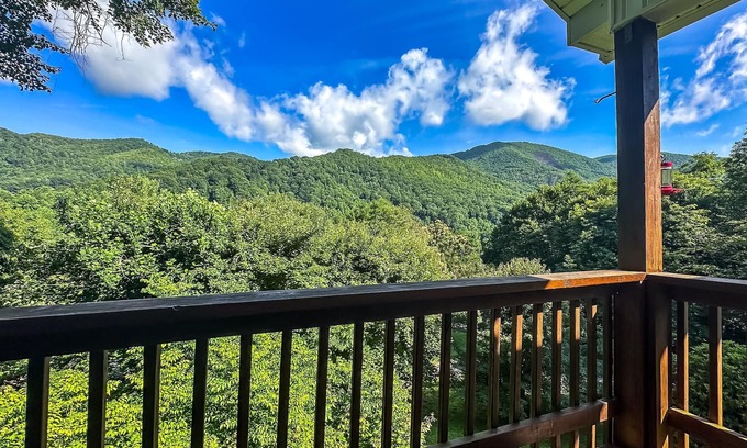 Maggie Valley Cabina | Perfect Couples Retreat – Smoky Mountain View, Hot Tub, Fire Place, King Bed, EV