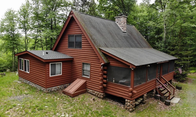 East Stroudsburg Cabina | Perfect cozy cabin w/ tree house on 3 acres of woods near skiing, hiking & DWG