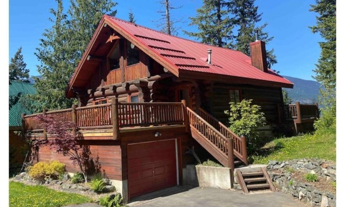 Central Kootenay Cabina | PERFECT FAMILY GETAWAY CABIN SLEEPS 12 WITH PRIVATE BEACH ON KOOTENAY LAKE
