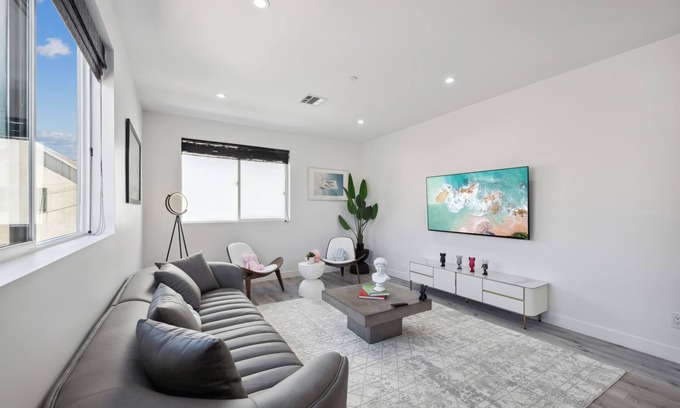Melrose Casa | Perfect Family Getaway in Hollywood w/3bdr townhouse with Parking