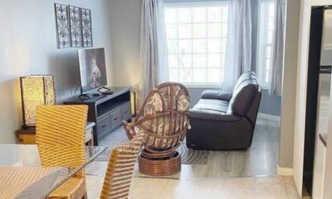 Jasper Place Casa | Perfect for a BIG CREW - 5br 2.5 bathroom Crew House in West Edmonton