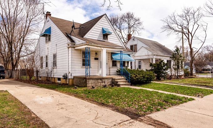 Detroit Casa | PERFECT FOR A LONG TIME STAY | 3 bdroom, sleeps 15 + dinning room