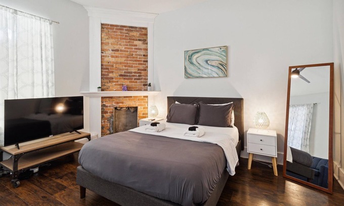 Cuyler - Brownsville Casa | Perfect for Bachelorette & Bachelor Groups ★ Private Duplex ★ Starland District