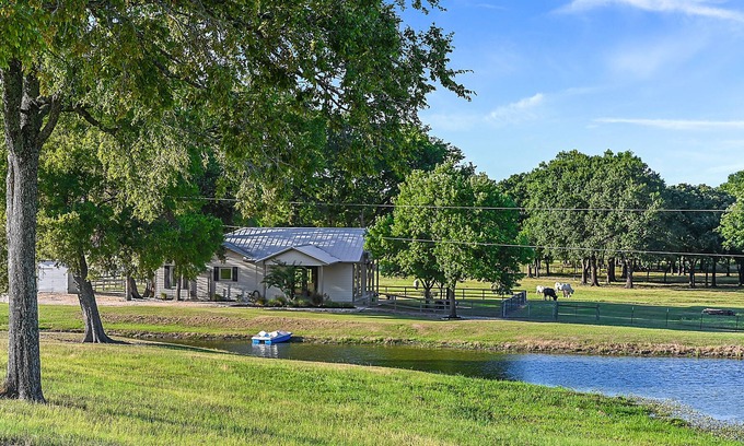 Navasota Casa | Perfect for Game Day, Family Get Aways and Fishing. 15-20 Minutes to Kyle Field!