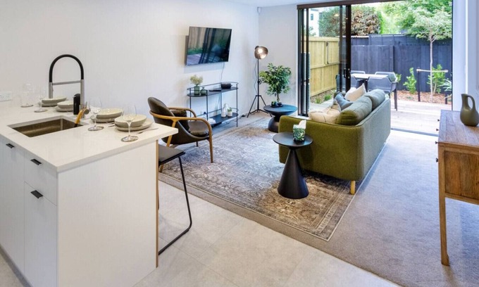 Saint Albans Casa | Perfect for Groups: Stylish 4BR Devonport Stay