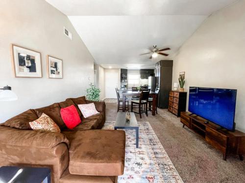 Oakville Apartamento | Perfect for Group with 2BR and 2BA with Pool