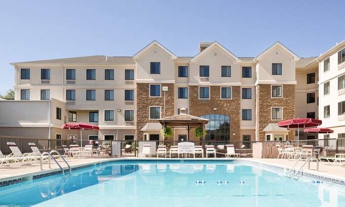 Christiana Condominio | Perfect for Groups! | Pool + Gym + Free Breakfast