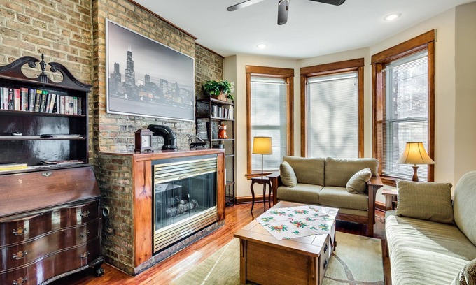 Edgewater Beach Condominio | Perfect for Groups! Steps to the Beach and Room for All! Enjoy All Andersonville Has to Offer! by AllSet Turnover