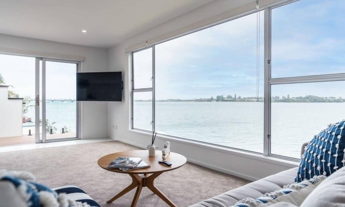 Tauranga Casa | Perfect for Large Groups: Waterfront Getaway with Private Beach
