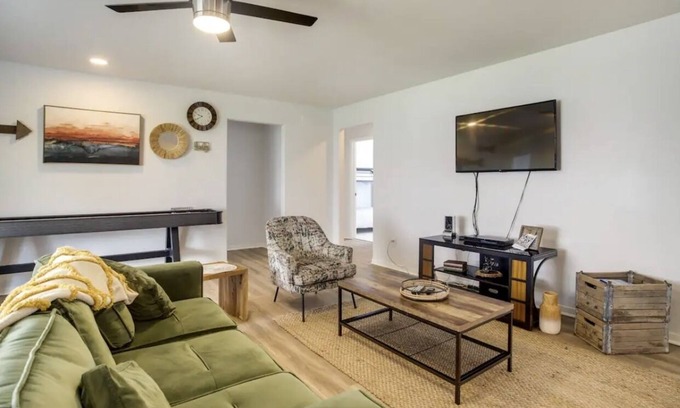 Rosenberg Casa | Perfect for Nurses or Vacation. 1.3 miles from the new Fort Bend Epicenter!!