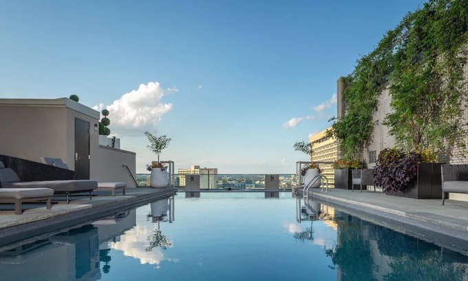Logan Square Casa | Perfect for Romantic Couple Retreat | Scenic Rooftop Deck Access