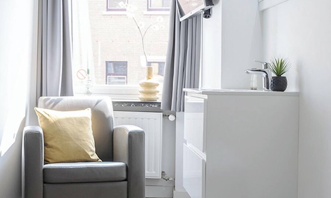 Centrum Apartamento | Perfect for solo travelers looking for a simple and budget-friendly base. This cozy room comes with a TV and workspace, and you’ll have access to a shared kitchen and shared bathroom.