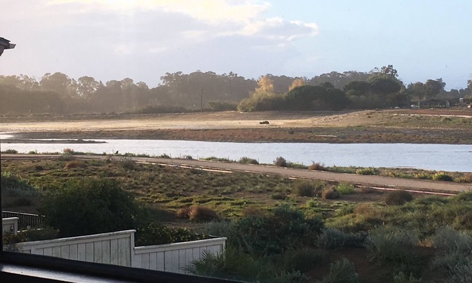 Goleta Condominio | Condominio soleado con vistas al agua en Ellwood Preserve