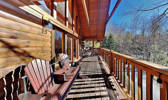 Black Bear Falls Cabina | Perfect Gatlinburg cabin w. 2 king beds, spacious game room + hot tub!