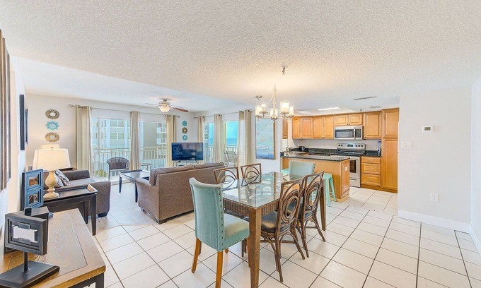 North Redington Beach Condominio | Condominio 203: mire a los delfines jugar desde nuestras tres habitaciones grandes.