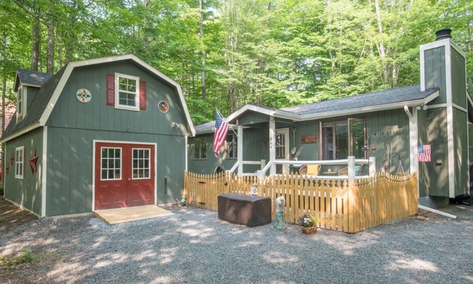 Pocono Lake Casa | Perfect getaway at Arrowhead Lake. Walking distance from the Choctaw pool!🏊🤿☀️