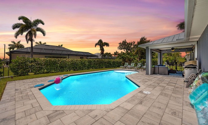 Pelican Casa | Perfect Getaway, Winter or any time, Sunny, Clean, Spacious & Ideally Located!