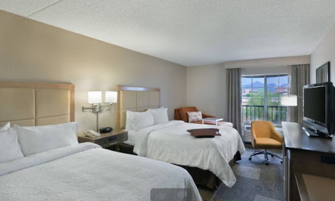 Paradise Valley Village Hotel | Habitación de hotel perfecta para Phoenix Open! Camas matrimoniales