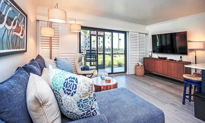 Shell Harbor Condominio | Perfect Island Getaway - Beachfront Condo On Sanibel Island - Sandalfoot 2B1