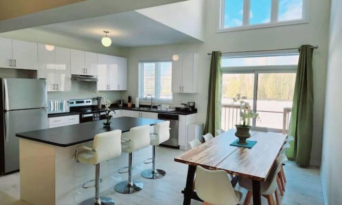 Wasaga Beach Casa | Perfect Large 4 bedroom 3 bathroom, Blue Mountain, Wasaga Beach Loft resort!