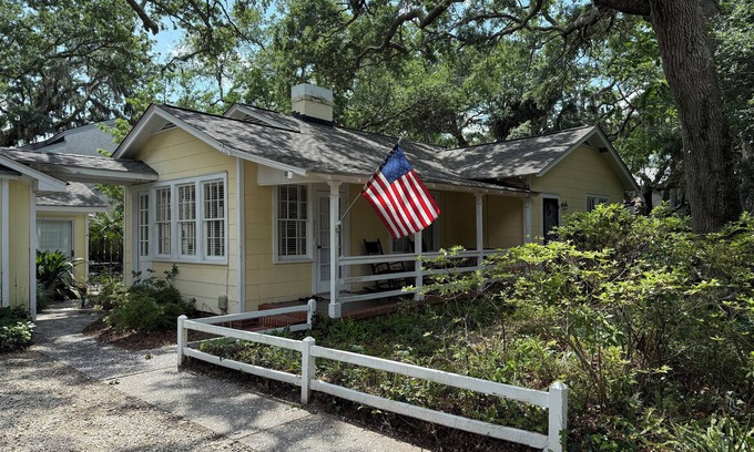Saint Simons Island Cabaña | Perfect Location to King & Prince and Beach Access
