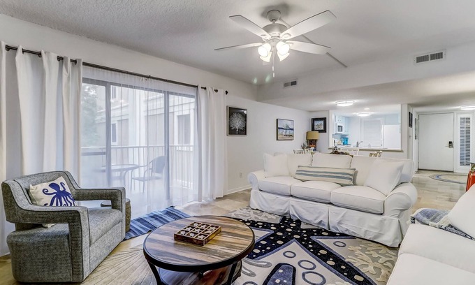 Fernandina Beach Condominio | PERFECT LOCATION! Updated Amelia Island Condo Only 4 Min Walk to Beach!